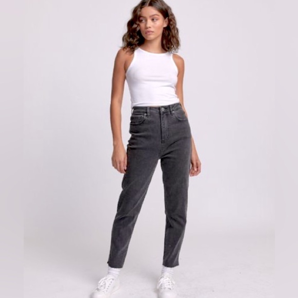 RVCA Tammy Ultra High Rise Tapered Leg Raw Hem Croped Washed Black 27 .